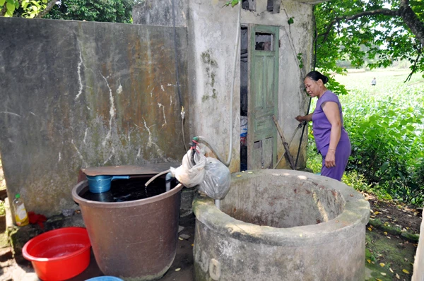 Nhà bà Ngọ cách nghĩa trang hơn 100m, vẫn phải sử dụng nước giếng đào không đảm bảo vệ sinh.
