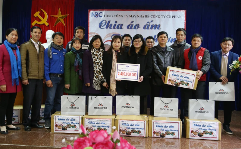 Đại diện các cơ quan, đoàn thể tiếp nhận quà hỗ trợ của Tổng Công ty May Nhà Bè.