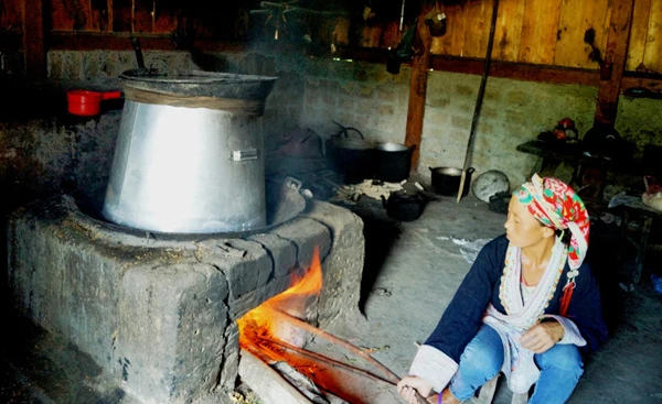 Nghề chưng cất rượu thóc ủ men lá cây rừng đang mang lại nguồn thu nhập khá cho đồng bào Dao đỏ ở Nậm Pung.