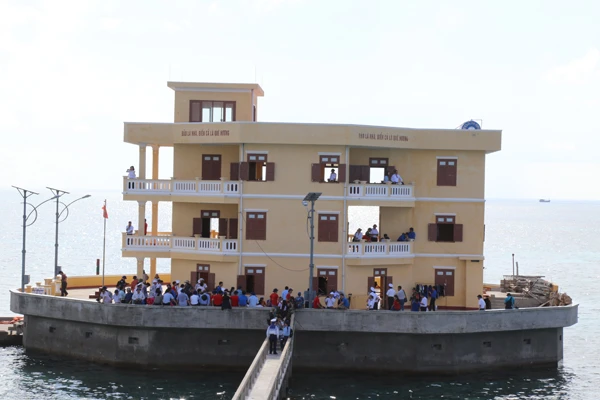 Nhà văn hóa đa năng trên đảo Tốc Tan.