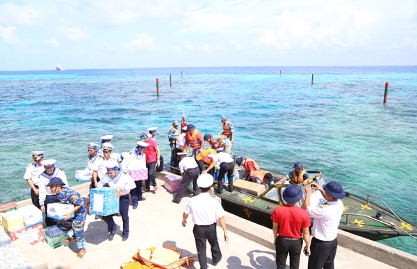 Chuyển quà lên đảo.