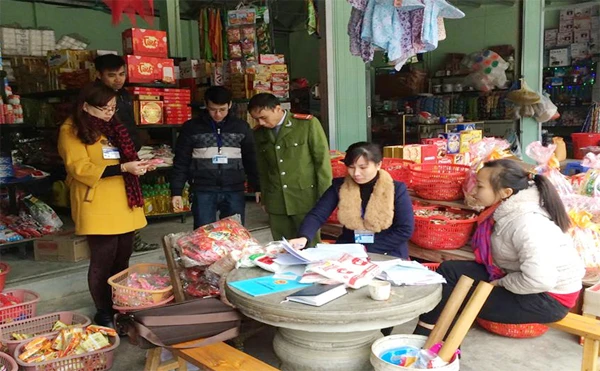 Lực lượng chức năng kiểm tra các mặt hàng đóng gói sẵn.