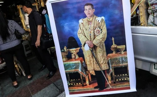 Ảnh của thái tử Maha Vajiralongkorn trong một cửa hiệu ở Bangkok, Thái Lan, hôm 29/11. Ảnh của thái tử Maha Vajiralongkorn trong một cửa hiệu ở Bangkok, Thái Lan, hôm 29/11.