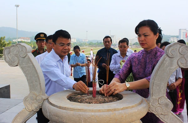 Các đồng chí lãnh đạo dâng hương tưởng nhớ sự hy sinh lớn lao của các anh hùng liệt sỹ.