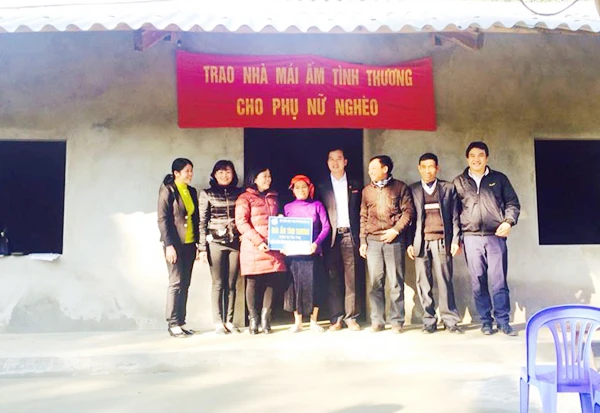 Bàn giao ngôi nhà "Mái ấm tình thương" cho gia đình chị Sầm Thị Nhình.