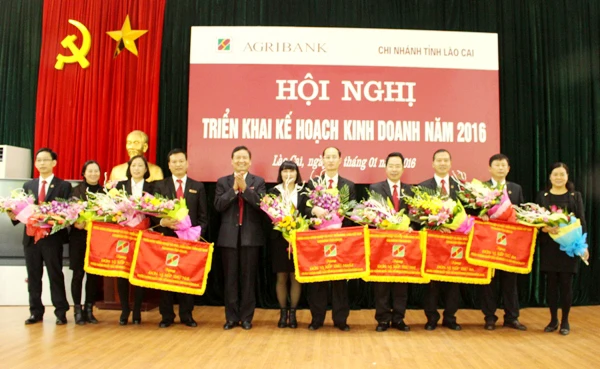 Khen thưởng cho các tập thể xuất sắc.