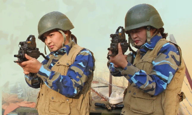 Trung úy chuyên nghiệp Đinh Thị Hoa (phải) và thiếu tá chuyên nghiệp Trần Thị Nguyệt luyện tập bắn súng đặc chủng chống khủng bố