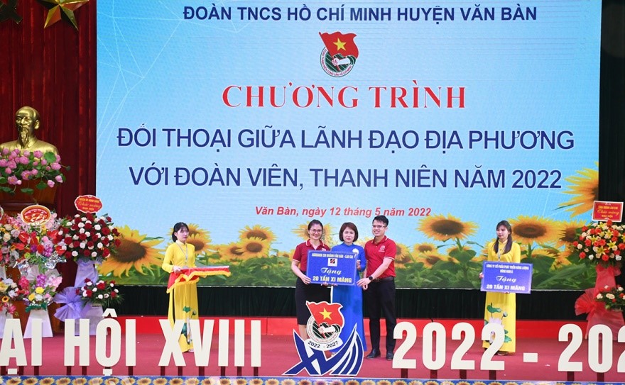 Đại diện các doanh nghiệp, nhà hảo tâm trao hỗ trợ triển khai các công trình, phần việc thanh niên.
