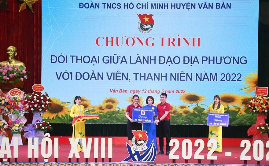 Đại diện các doanh nghiệp, nhà hảo tâm trao hỗ trợ triển khai các công trình, phần việc thanh niên.