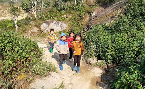 Gập ghềnh đường đến trường của học sinh Tả Củ Tỷ ảnh 9