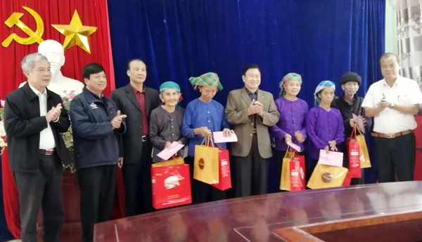 Tặng quà các cụ cao tuổi xã Tả Phời và Hợp Thành (TP Lào Cai).