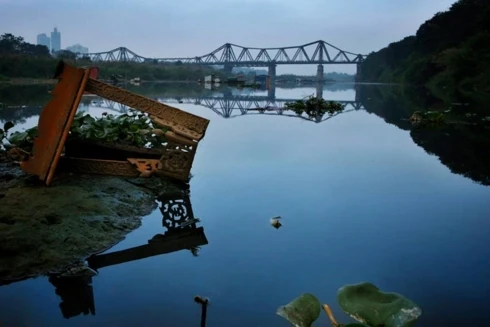 "Mỗi dịp xuân về, nếu hơn 2 triệu gia đình ở Hà Nội cùng thả đồ thờ cũ xuống sông Hồng như thế này thì chẳng mấy chốc có thể giết chết một dòng sông...". "Mỗi dịp xuân về, nếu hơn 2 triệu gia đình ở Hà Nội cùng thả đồ thờ cũ xuống sông Hồng như thế này thì chẳng mấy chốc có thể giết chết một dòng sông...".