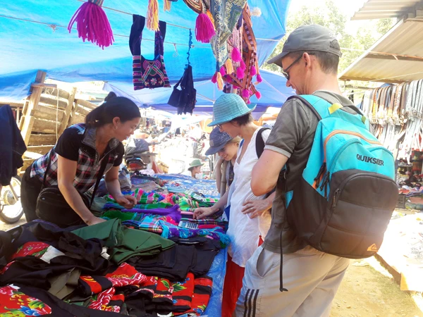 Chợ phiên Sín Chéng (Si Ma Cai) hấp dẫn du khách nước ngoài ảnh 9