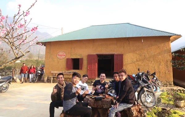 Ngày càng có nhiều du khách lựa chọn đến với homestay của người Hà Nhì ở Y Tý.