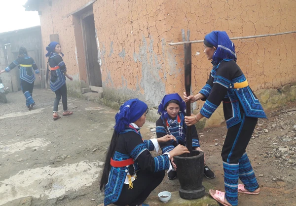 Phụ nữ Hà Nhì giữ gìn bản sắc văn hóa để làm du lịch.