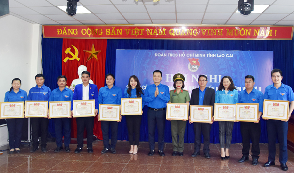 Trao Bằng khen của Trung ương Đoàn cho các tập thể, cá nhân hoàn thành xuất sắc nhiệm vụ năm 2018.