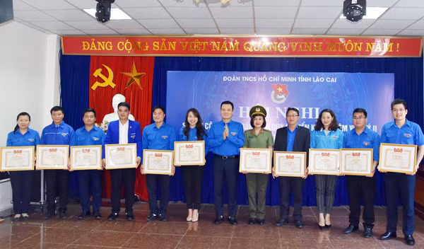 Trao Bằng khen của Trung ương Đoàn cho các tập thể, cá nhân hoàn thành xuất sắc nhiệm vụ năm 2018.