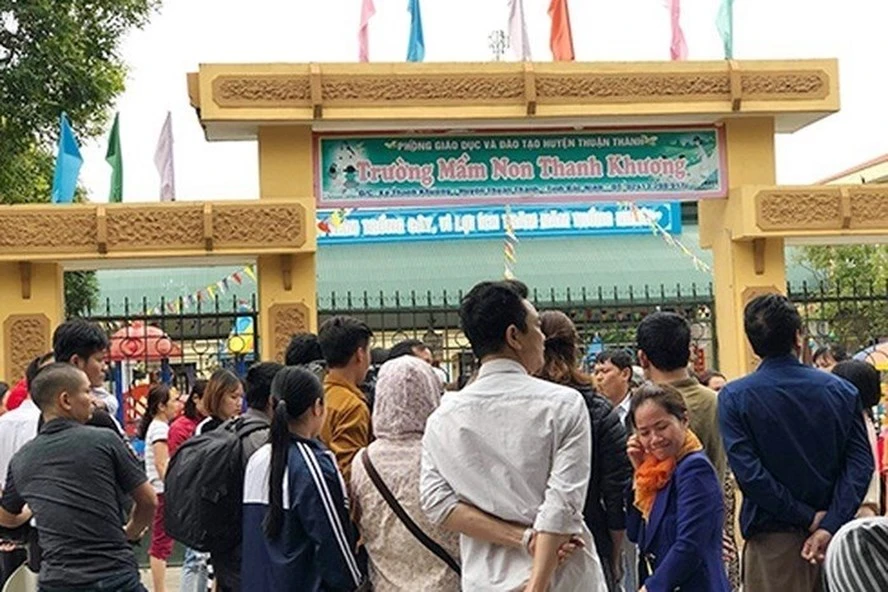 Trước khi đưa con em mình đi xét nghiệm sán lợn, phụ huynh của Trường Mầm non Thanh Khương từng bắt tận tay bếp ăn của trường có thực phẩm không đảm bảo vệ sinh. Trước khi đưa con em mình đi xét nghiệm sán lợn, phụ huynh của Trường Mầm non Thanh Khương từng bắt tận tay bếp ăn của trường có thực phẩm không đảm bảo vệ sinh.