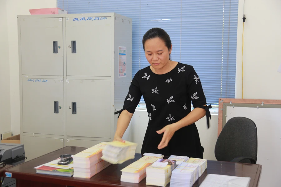 Chuẩn bị tài liệu phục vụ hội chợ.