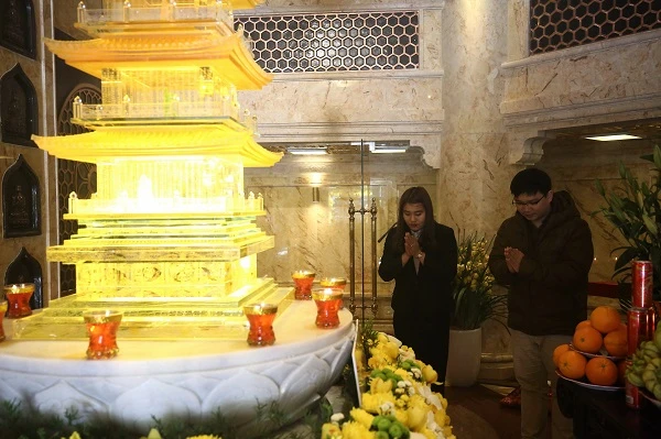 Đây là Ngọc Xá lợi Phật được các cao tăng Myanmar trao tặng tổ đình Vĩnh Nghiêm và được tổ đình Vĩnh Nghiêm cúng dường Đại tượng Phật tại Fansipan, nguyện cầu Quốc thái dân an. Ngọc Xá lợi Phật được cất giữ trong tháp đồng nhỏ, đặt trang trọng trong tháp pha lê lưu ly 7 tầng, tỏa sáng lung linh giữa không gian trang nghiêm mà lộng lẫy trong lòng Đại tượng Phật A Di Đà ở độ cao 3.000m. Theo văn hóa Phật giáo, Xá lợi Phật là “Phật bảo”, “Pháp bảo” của nhà Phật, giống như một nước có ấn, kiếm của vua là “quốc bảo” của một triều đại vậy. Chính vì vậy, Phật bảo luôn được giữ gìn tôn nghiêm với tấm lòng thành kính nhất. Ngự tại nơi mạch nguồn linh khí quốc gia, giữa đỉnh thiêng Fansipan hùng vĩ, Xá lợi Phật tại Fansipan càng khiến điểm đến tâm linh Fansipan thêm phần linh thiêng ý nghĩa. Trong ngày cung rước Xá lợi Phật lên đỉnh thiêng Fansipan, sau phần lễ, các sư thầy và nhiều phật tử cùng du khách bốn phương đã hoan hỉ thành tâm chiêm bái, chắp tay nguyện cầu bình an cho gia đình, cho đất nước trước Xá lợi Phật linh thiêng… … và tham quan, chiêm bái các công trình kỳ vĩ trong quần thể văn hóa tâm linh trên đỉnh Fansipan, thuộc khu du lịch Sun World Fansipan Legend. Quần thể văn hóa tâm linh tại Sun World Fansipan Legend hội tụ nhiều công trình Phật giáo tiêu biểu như Vọng lĩnh Cao đài, Bảo An Thiền Tự, Bích Vân Thiền Tự, Kim Sơn Bảo Thắng Tự, Đường La Hán, tượng Quan Thế Âm Bồ Tát… Đặc biệt nhất trong quần thể là Đại tượng Phật A Di Đà cao 21,5 mét, được đúc bằng đồng theo phương pháp chưa từng được thực hiện tại Việt Nam trước đó, bằng cách ốp những miếng đồng nhỏ dày 5mm lên một kết cấu khung sắt có thể tích gần 1.000m3. Trong lòng Đại tượng Phật, nơi đặt Ngọc Xá lị Phật được ốp đá hoa cương nhập khẩu từ châu Âu. Đây có lẽ cũng là nơi đặt Xá lợi Phật cao nhất và đặc biệt nhất Việt Nam.