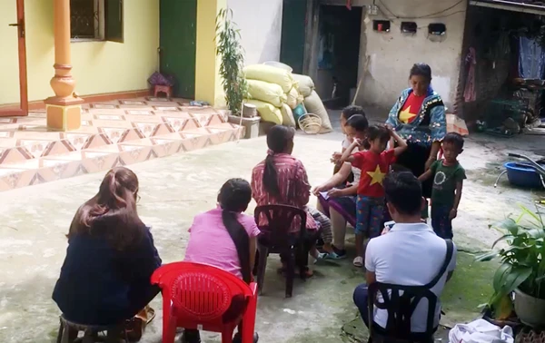 Nhiều người ngồi chờ để được bắt “con sâu răng”. Nhiều người ngồi chờ để được bắt “con sâu răng”.