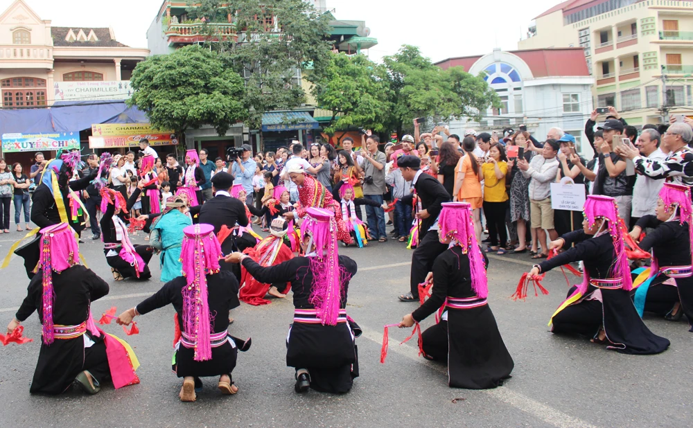 Trình diễn trang phục truyền thống của người dân bản địa qua các tuyến phố chính của thị trấn Bắc Hà. Tái hiện đám cưới người dân tộc Phù Lá. Tái hiện lễ cấp sắc của người Dao. Thiếu nữ người Nùng. Các kỵ mã tham dự Festival “Vó ngựa cao nguyên trắng Bắc Hà” năm 2019 diễu hành đường phố. Lễ hội bắt đầu từ dinh Hoàng A Tưởng và kết thúc tại ngã 5 – khu vực trước cổng đền Bắc Hà.