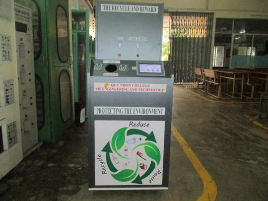 Độc đáo máy đổi “rác” bảo vệ môi trường ảnh 1