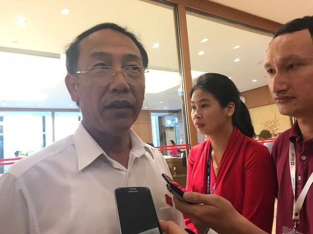 Thiếu tướng Sùng A Hồng trao đổi với báo chí bên hành lang Quốc hội sáng 27/5.