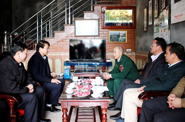 Chủ tịch UBND tỉnh thăm hỏi, tặng quà Tết gia đình cựu chiến binh Nguyễn Văn Trê, ở thị trấn Bắc Hà.