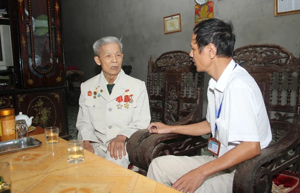 Ông Sâm (trái ảnh) kể về những năm tháng chiến đấu trong chiến dịch Điện Biên Phủ.