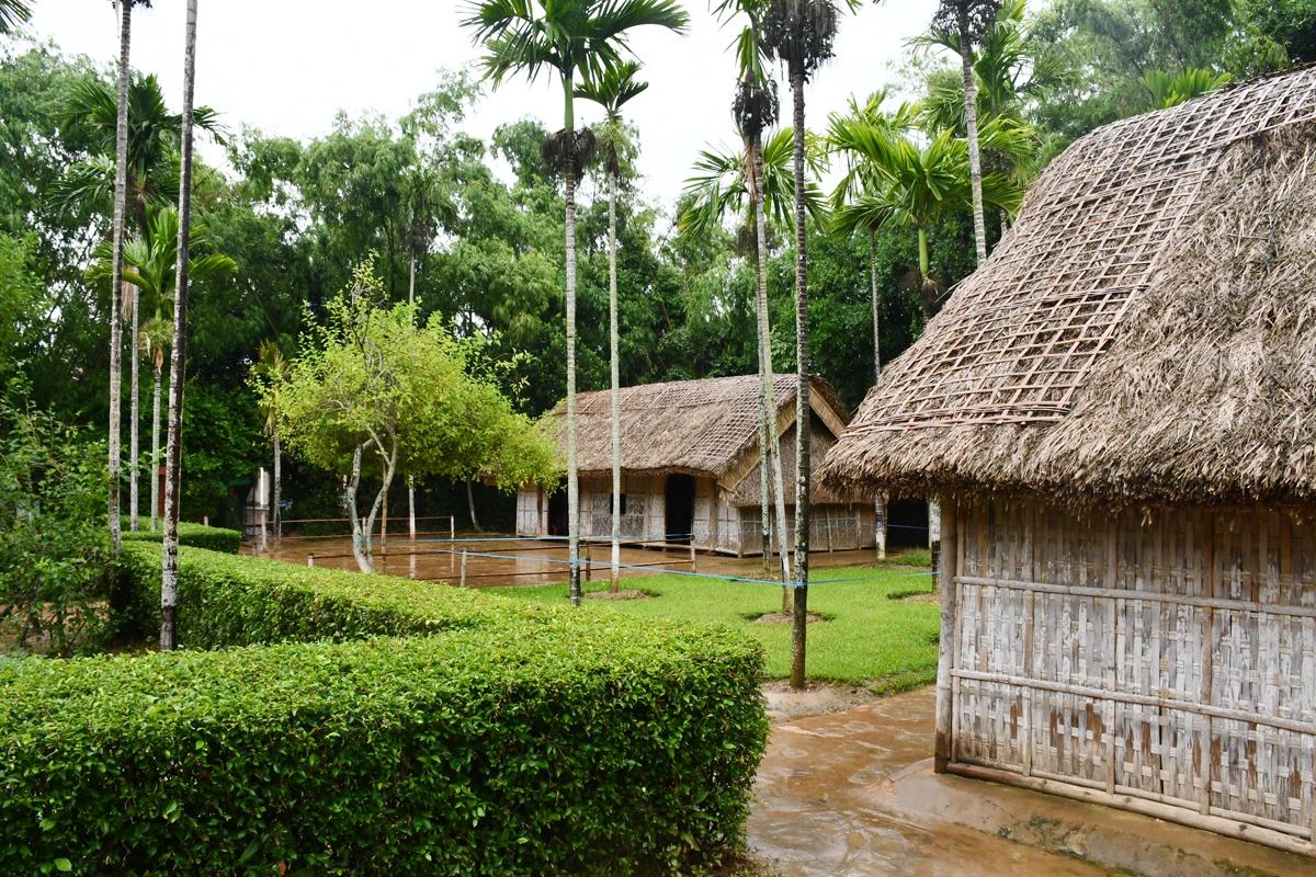 Đường vào ngôi nhà ở quê nội của Bác tại làng Sen. Ngôi nhà bình dị, mang đậm dáng dấp những ngôi nhà miền quê của người Việt. Mỗi người dân khi đến đây đều xúc động trước mái nhà tranh đơn sơ, nhưng rất gần gũi. Du khách đến đây sẽ được lắng nghe những câu chuyện xúc động kể về làng Sen, về chuyến hành trình Bác trở về quê hương sau nhiều năm bôn ba. Làng Hoàng Trù cách làng Sen khoảng 2 km, cùng thuộc xã Kim Liên, huyện Nam Đàn. Nơi đây có cụm di tích Hoàng Trù, nơi Chủ tịch Hồ Chí Minh ra đời. Điểm đầu tiên là ngôi nhà cụ Hoàng Đường (ông ngoại Bác Hồ) và nhà thờ chi nhánh họ Hoàng Xuân (họ ngoại của Bác). Ngôi nhà cũng là nơi thân mẫu của Bác Hồ - Hoàng Thị Loan sinh ra và lớn lên, là nơi thân phụ của Bác Hồ - Nguyễn Sinh Sắc học tập. Góc vườn phía Tây là ngôi nhà của thân phụ Nguyễn Sinh Sắc và thân mẫu Hoàng Thị Loan của Bác khi hai người nên duyên vợ chồng. Ngôi nhà này là nơi Chủ tịch Hồ Chí Minh ra đời và gắn bó những năm tháng tuổi thơ. Những cuốn sách cũ là tài liệu quý để cụ Phó bảng Nguyễn Sinh Sắc đỗ đạt thành tài, gieo những tri thức đầu tiên cho Chủ tịch Hồ Chí Minh. Sau nửa thế kỷ bôn ba vì nước, đến ngày 9/12/1961, Chủ tịch Hồ Chí Minh mới có dịp về thăm lại làng Hoàng Trù. Đây cũng là lần cuối cùng Người về thăm nơi chôn nhau cắt rốn cho đến khi Người đi xa.