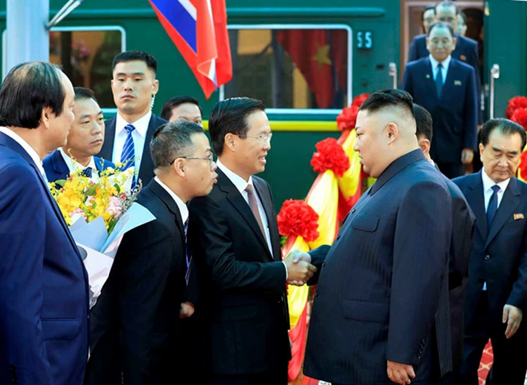Ủy viên Bộ Chính trị, Trưởng ban Tuyên giáo Trung ương bắt tay chào Chủ tịch Kim Jong-un khi ông bước xuống khỏi đoàn tàu bọc thép.