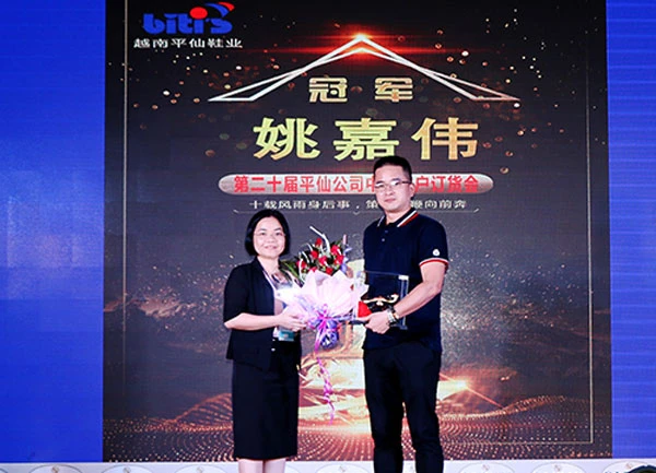 Công ty TNHH Sản xuất hàng tiêu dùng Bình Tiên vinh danh tổng đại lý có doanh thu tăng trưởng cao nhất. Công ty TNHH Sản xuất hàng tiêu dùng Bình Tiên vinh danh tổng đại lý có doanh thu tăng trưởng cao nhất.