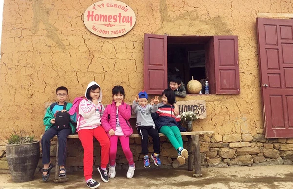 Vui vẻ chek-in tại homestay ở Y Tý.