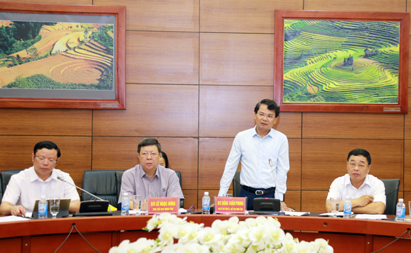 Chủ tịch UBND tỉnh Đặng Xuân Phong phát biểu tại buổi làm việc. Chủ tịch UBND tỉnh Đặng Xuân Phong phát biểu tại buổi làm việc.