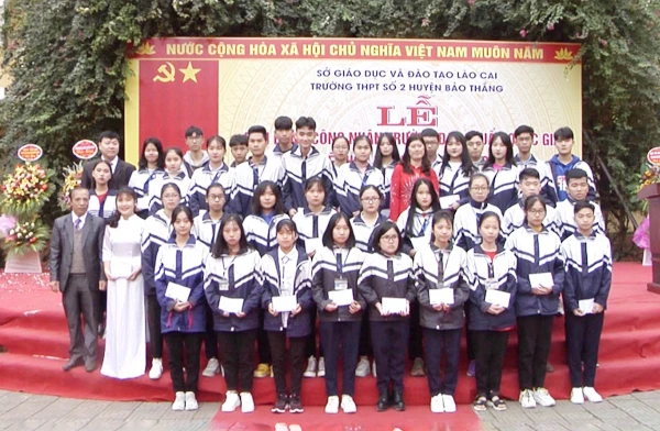 Khen thưởng học sinh có thành tích cao trong học kỳ I năm học 2019 – 2020.