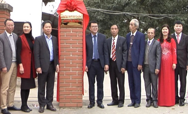 Gắn biển Bằng công nhận trường đạt chuẩn quốc gia mức độ 1.