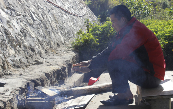 Những đống lửa được đốt để sưởi ấm. Những đống lửa được đốt để sưởi ấm.