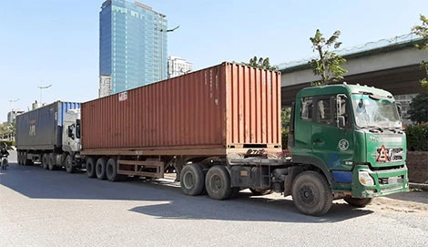 Xe chở thuốc bắc nhập lậu bị lực lượng chức năng tạm giữ.