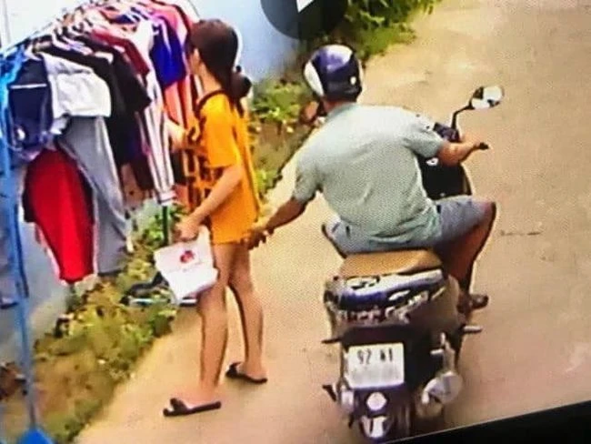 Tưởng được bênh vực vì là nạn nhân, không ngờ nhiều người lên tiếng chỉ trích ngược. Tưởng được bênh vực vì là nạn nhân, không ngờ nhiều người lên tiếng chỉ trích ngược.