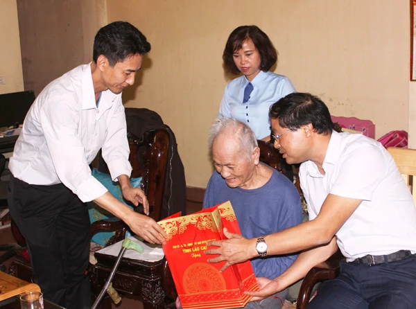 Tặng quà thương binh Âu Đình Văn.