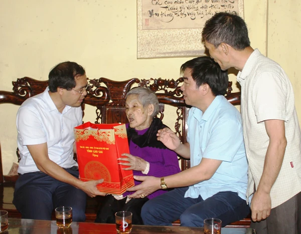 Thăm hỏi, tặng quà bà Phạm Thị Vận.