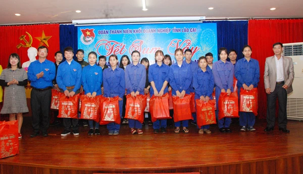 Tặng quà thanh niên, công nhân có hoàn cảnh khó khăn.