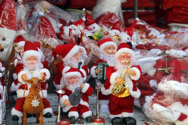 Đồ trang trí Noel được bày bán tại các cửa hàng.