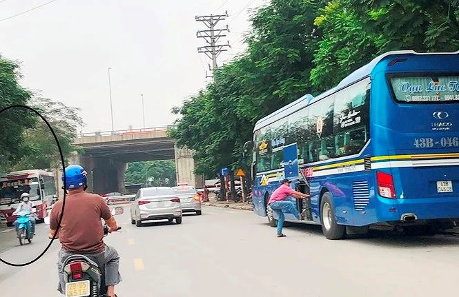 Chỉ khoảng cách 10 mét nhưng nút giao Pháp Vân - Trần Thủ Độ chiều 15/4 có tới 2 xe khách vi phạm.