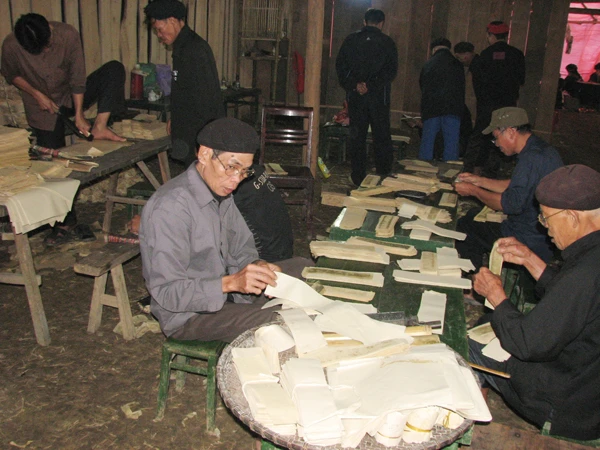 In dập hoa văn làm tiền giấy để sử dụng trong lễ cấp sắc. In dập hoa văn làm tiền giấy để sử dụng trong lễ cấp sắc.