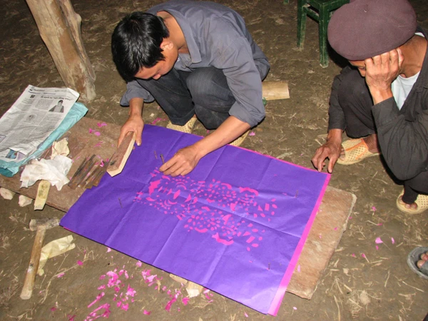 Chạm hình hoa văn trên giấy màu trang trí cho nhà cấp sắc. Chạm hình hoa văn trên giấy màu trang trí cho nhà cấp sắc.