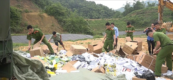 Lực lượng chức năng Lạng Sơn tổ chức tiêu hủy hàng ngàn sản phẩm hàng giả mạo nhãn hiệu nổi tiếng nước ngoài.