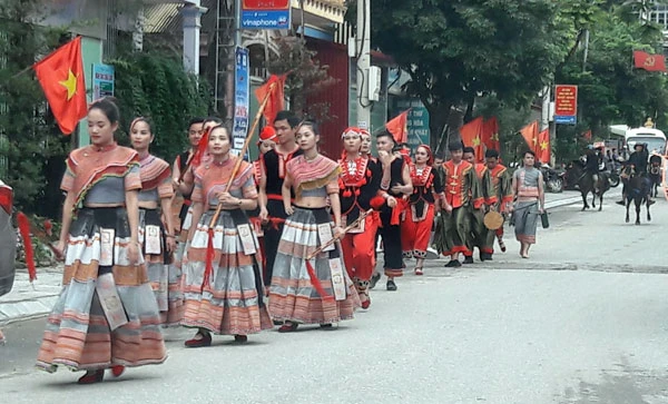 Trình diễn trang phục truyền thống của người dân bản địa qua các tuyến phố chính của thị trấn Bắc Hà. Tái hiện đám cưới người dân tộc Phù Lá. Tái hiện lễ cấp sắc của người Dao. Thiếu nữ người Nùng. Các kỵ mã tham dự Festival “Vó ngựa cao nguyên trắng Bắc Hà” năm 2019 diễu hành đường phố. Lễ hội bắt đầu từ dinh Hoàng A Tưởng và kết thúc tại ngã 5 – khu vực trước cổng đền Bắc Hà.