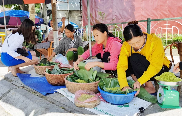 Chị Vàng Thị Chứ là 1 trong 3 hộ dân ở thôn Na Pắc Ngam, xã Tà Chải (Bắc Hà) còn giữ được nghề làm cốm truyền thống. Lúa làm cốm là nếp cái hoa vàng, được hái khi vừa rủ bông, bấm tay vẫn còn căng sữa. Thóc được đem đi rửa sạch, đãi bỏ hạt lép... ...rồi cho vào chảo rang trên bếp củi trong khoảng 15-20 phút cho đến khi chín đều, dậy mùi thơm. Thóc sau khi rang chín sẽ được cho vào máy xát để loại bỏ vỏ. Trước đây, không có máy xát, người dân phải đổ vào cối giã bằng tay, mất khá nhiều công sức và thời gian. Cốm được cho vào cối giã cho mềm và dẻo hơn. Cốm được gói bằng lá dong để giữ nguyên hương vị thơm ngon, độ mềm, dẻo. Mỗi mùa cốm đem về cho gia đình làm cốm ở Bắc Hà nguồn thu từ 30 - 40 triệu đồng.